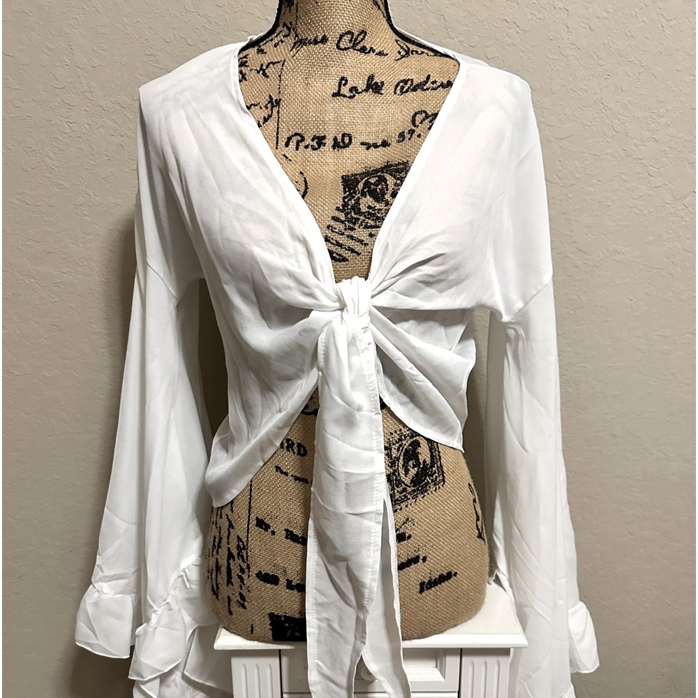 Women’s beautiful bell sleeve blouse size XL